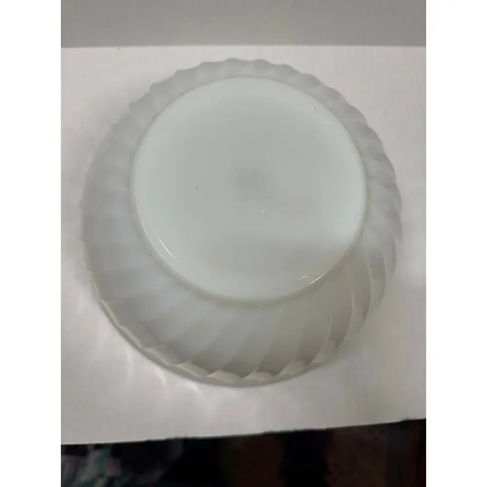 Anchor Hocking Fire King Milk Glass Swirl 9” x 41/2” White‎ Bowl